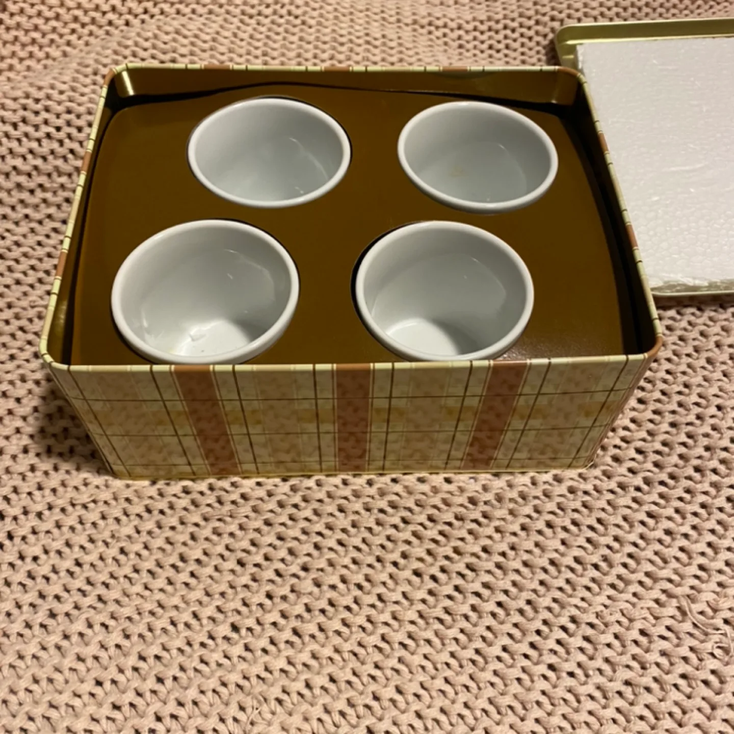 Snoopy and Friends - 4 ceramic mugs in collector’s tin image indicator(2)