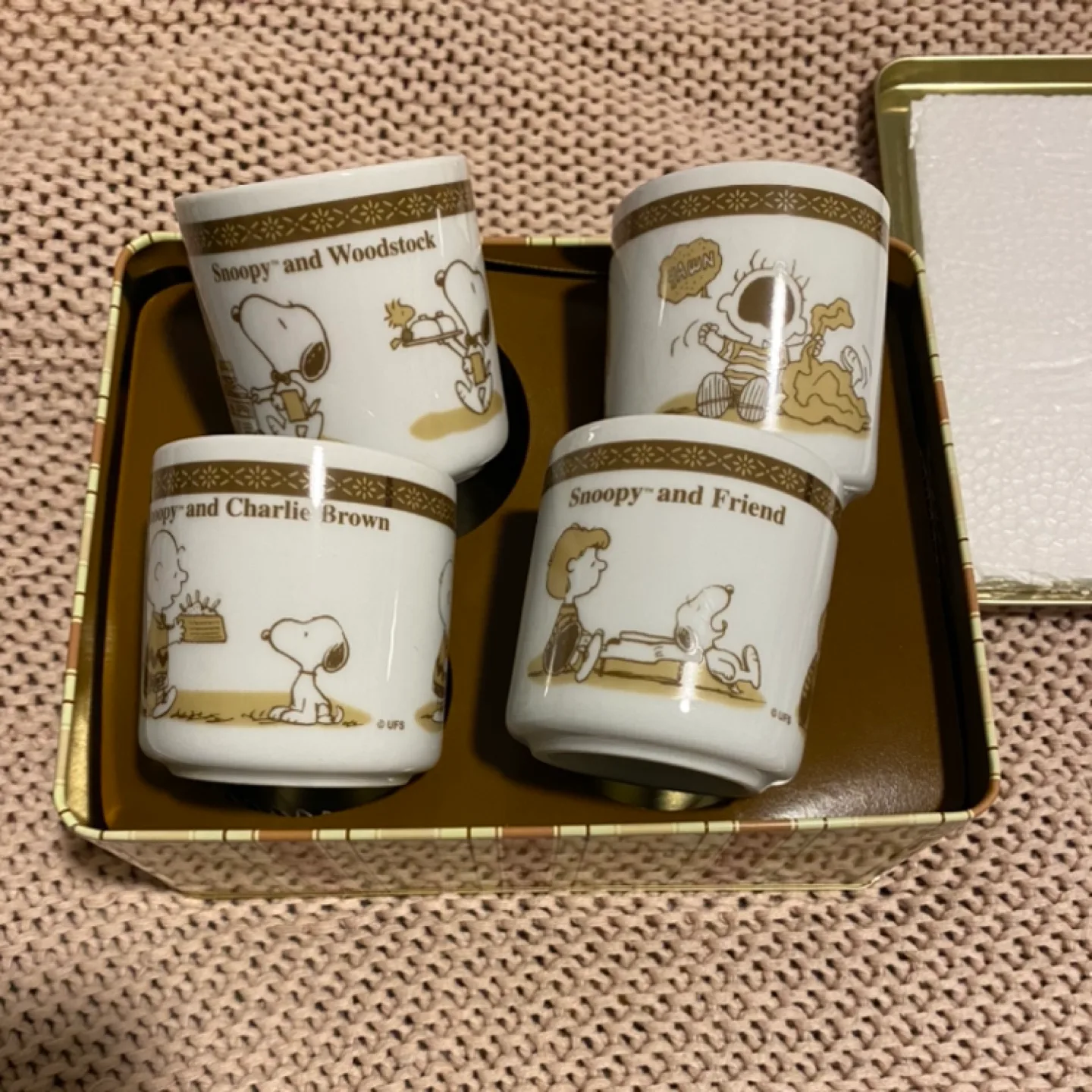 Snoopy and Friends - 4 ceramic mugs in collector’s tin image indicator(3)