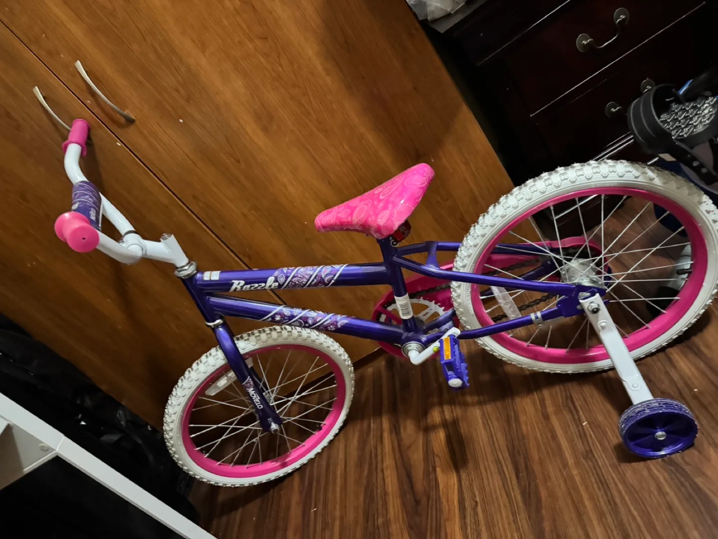 Girls' 16 inch Razzel Bike with Training Wheels image indicator(2)