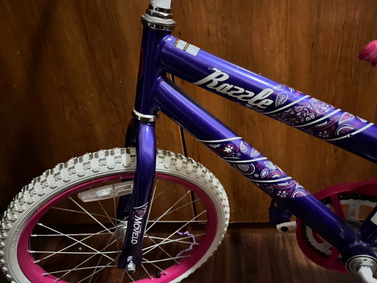 Girls' 16 inch Razzel Bike with Training Wheels image indicator(3)