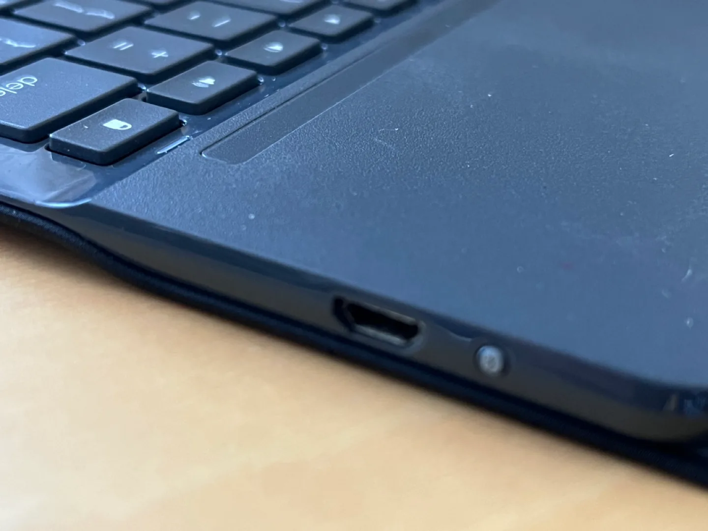 Used Bluetooth Keyboard Folio Case for iPad Air 2 9.7” model image indicator(4)