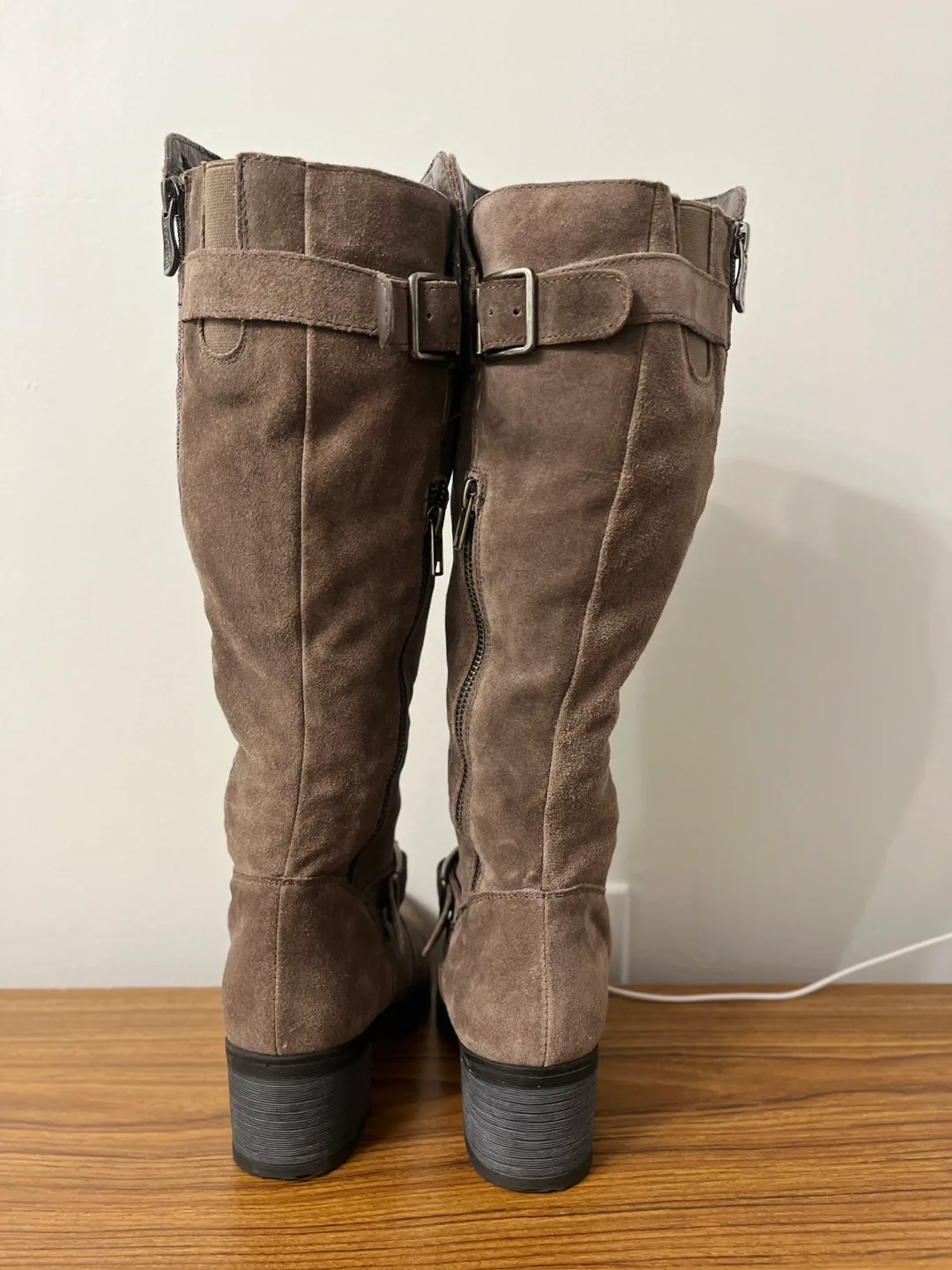 Articca Women's Brown Suede Knee-High Boots image indicator(4)