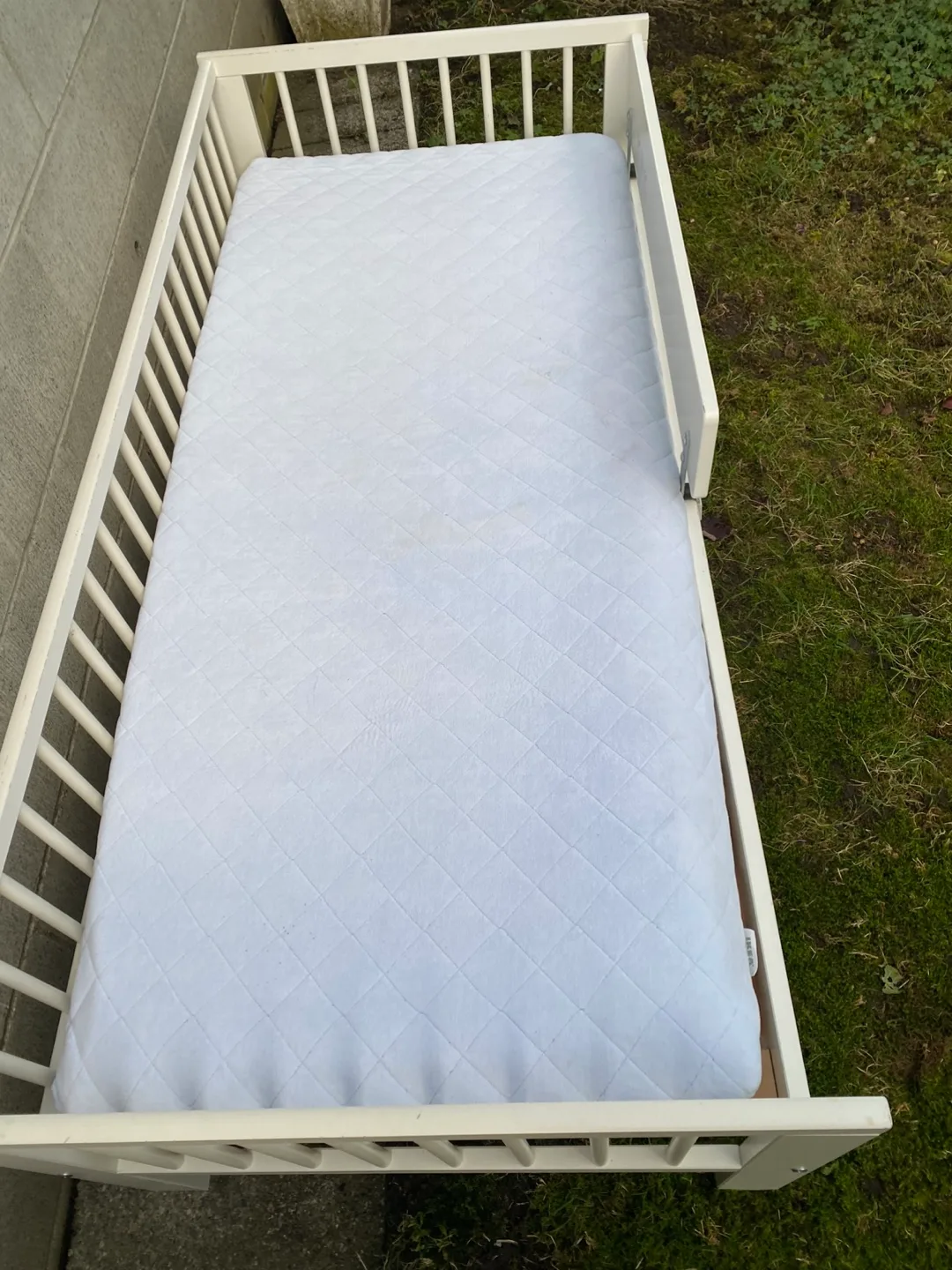 IKEA Toddler Bed - delivery available image indicator(6)