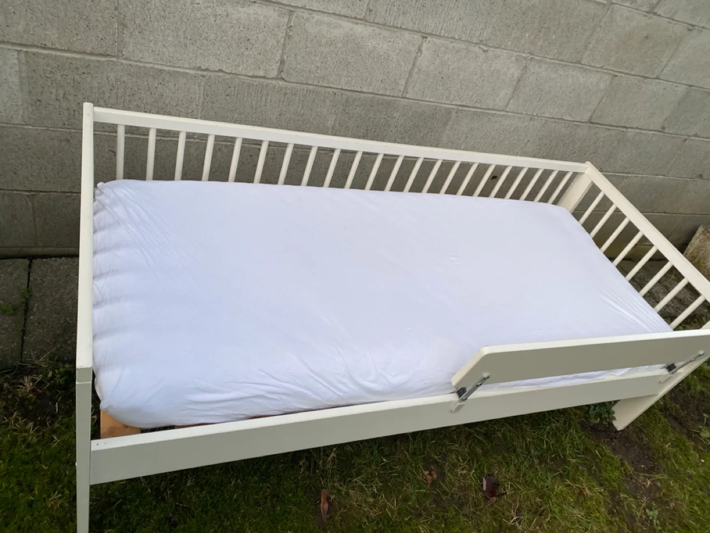 IKEA Toddler Bed - delivery available image indicator(8)
