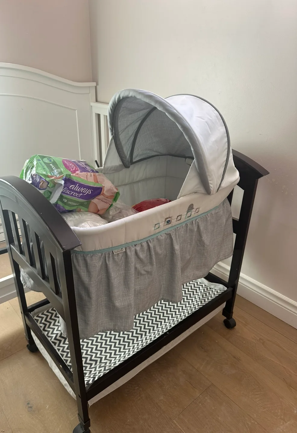 Baby Bassinet with Stand image indicator(2)