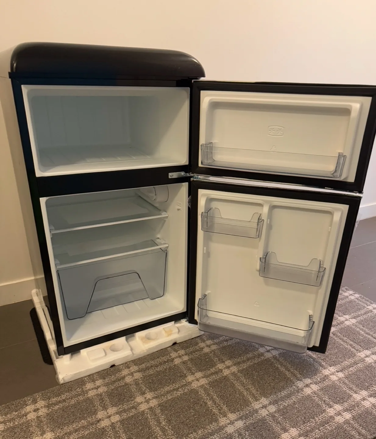 🇨🇦 Galanz Retro 3.1 cu ft Fridge - Black image indicator(3)