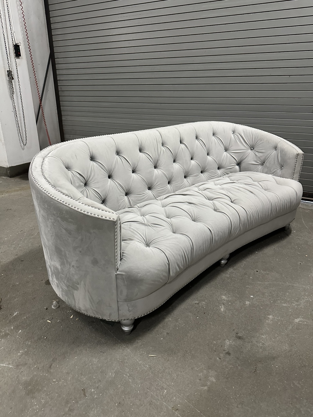 Curved Button-Tufting Sofa - Light Grey Velvet - photo 3
