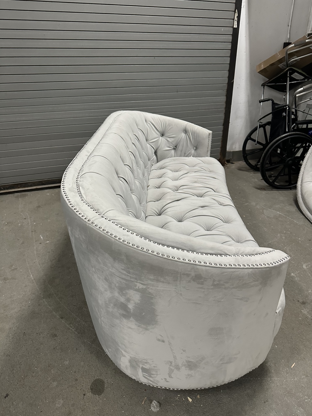 Curved Button-Tufting Sofa - Light Grey Velvet - photo 5