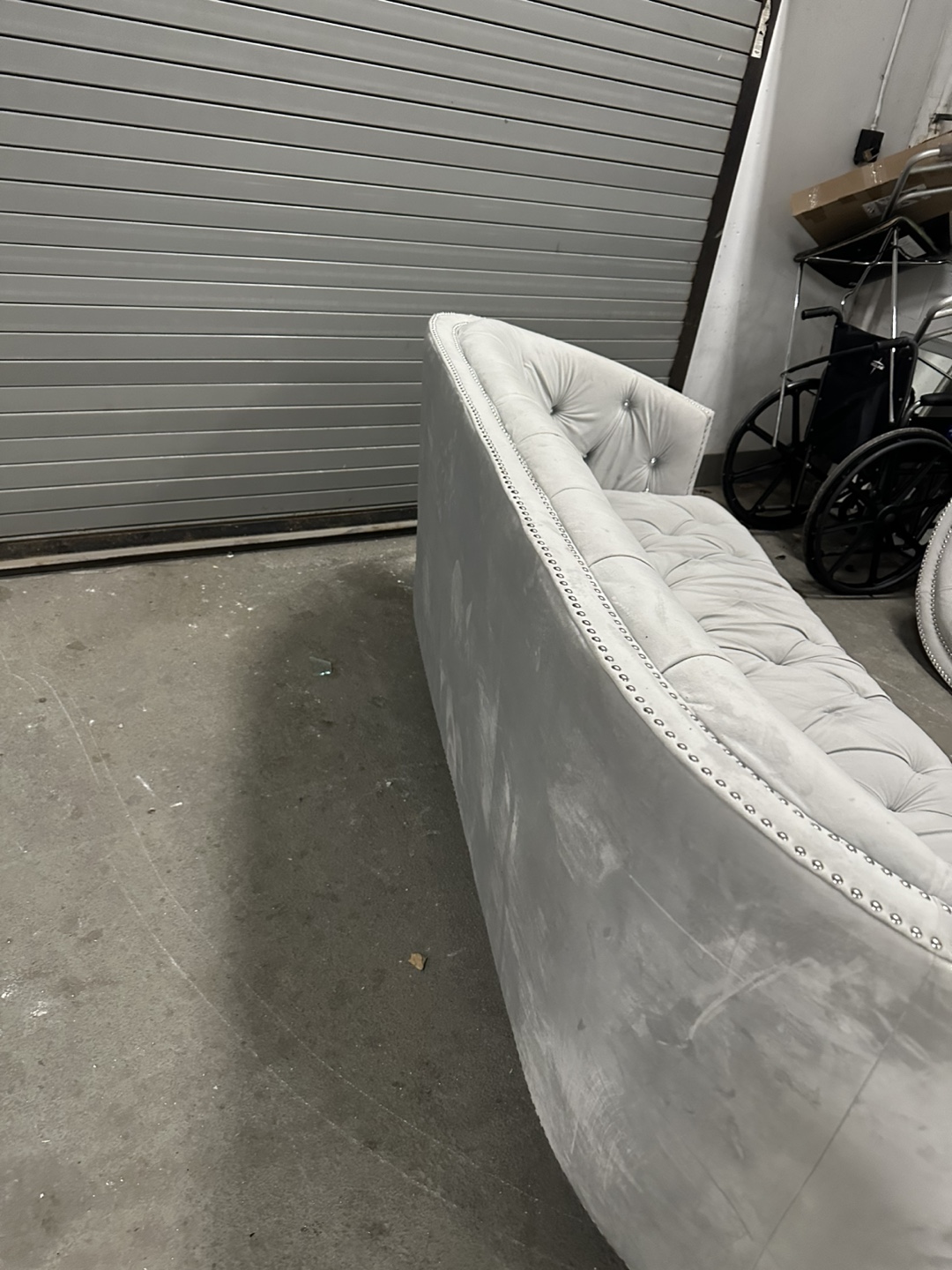 Curved Button-Tufting Sofa - Light Grey Velvet - photo 4