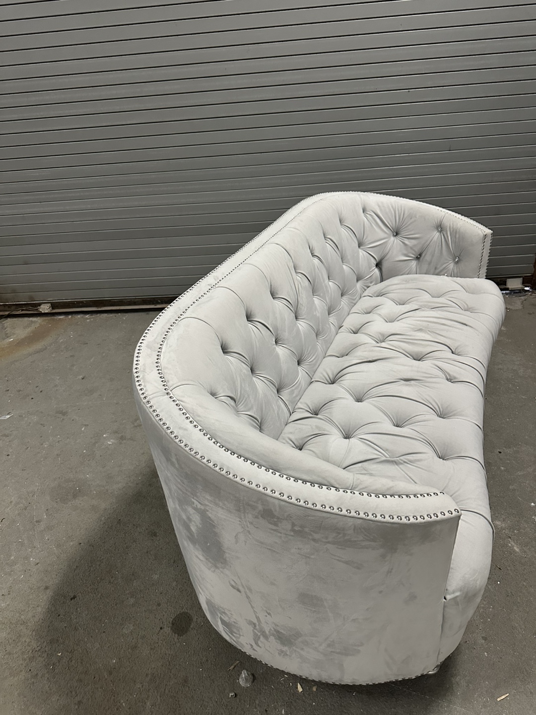Curved Button-Tufting Sofa - Light Grey Velvet - photo 2