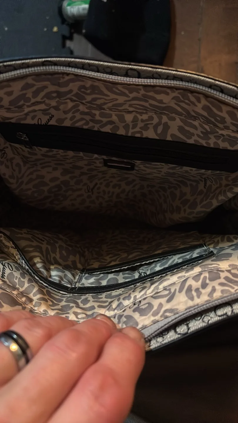 Guess handbag never used image indicator(2)