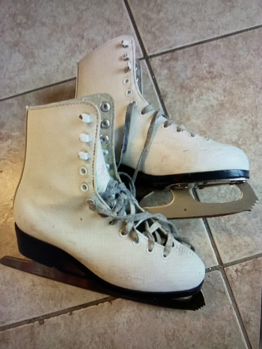 Figure Skates Size 3 image indicator(2)