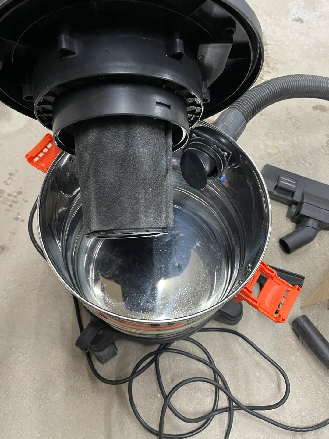 Kubota 4 Gallon Stainless Wet/Dry Vacuum image indicator(5)