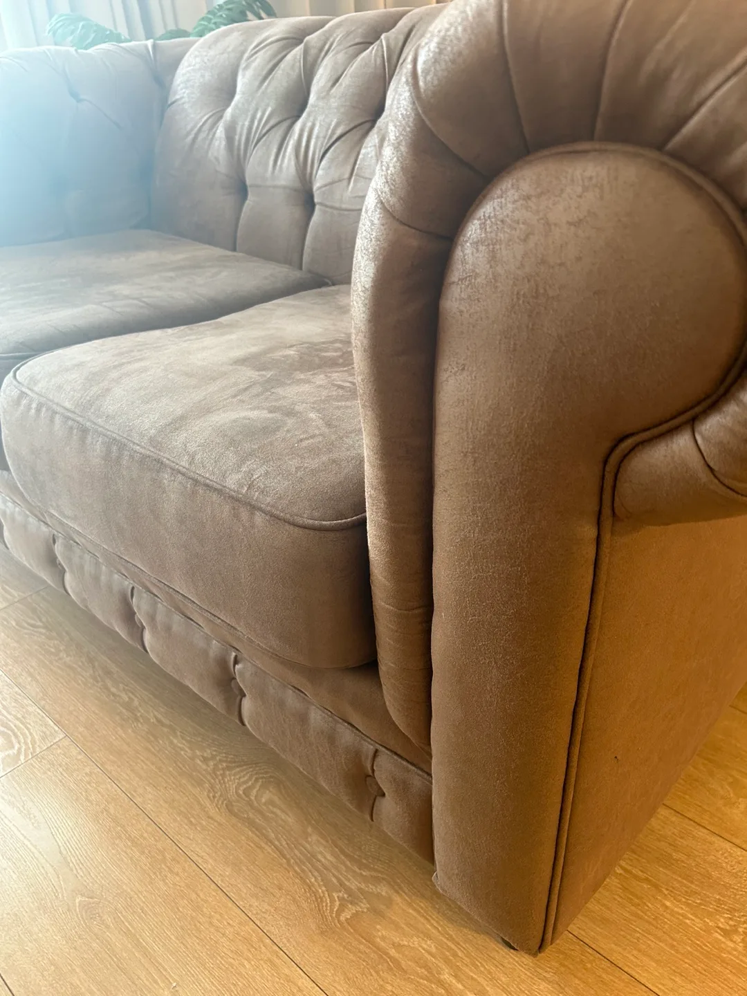 Brown Chesterfield Sofa image indicator(3)
