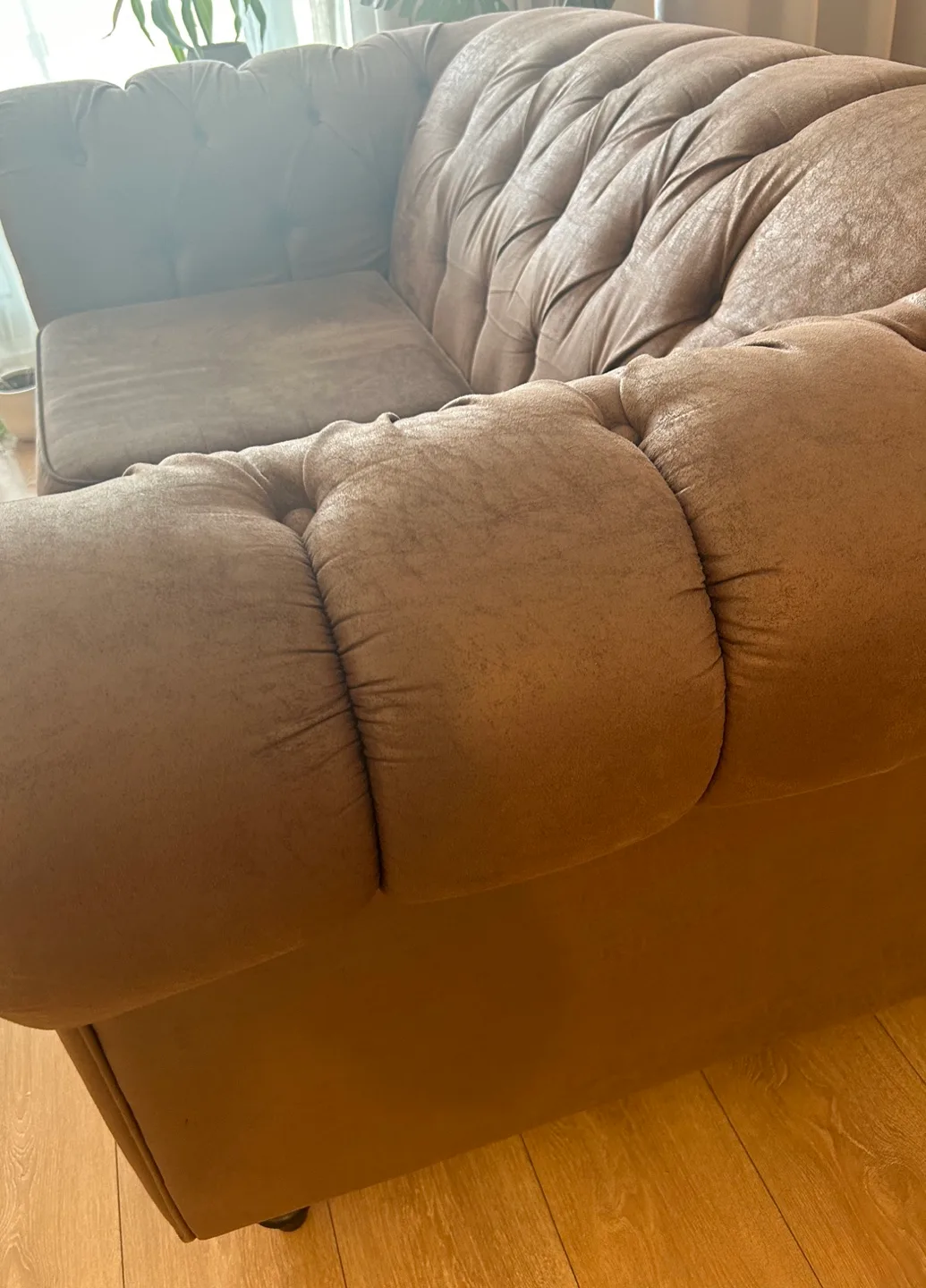 Brown Chesterfield Sofa image indicator(2)