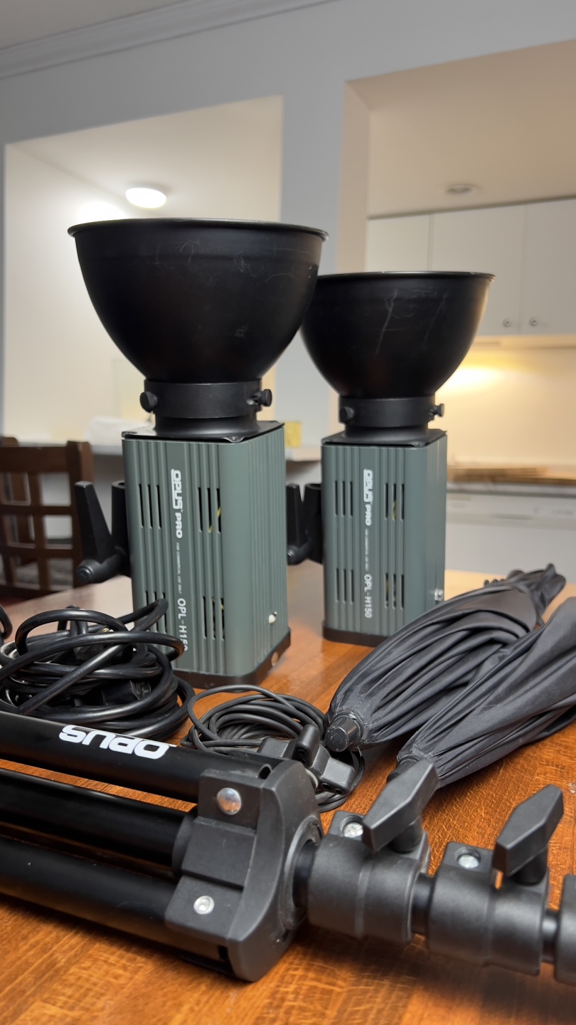 OPUS Studio Lighting Kit - 2x Flash Units, Stands, Umbrellas - photo 2