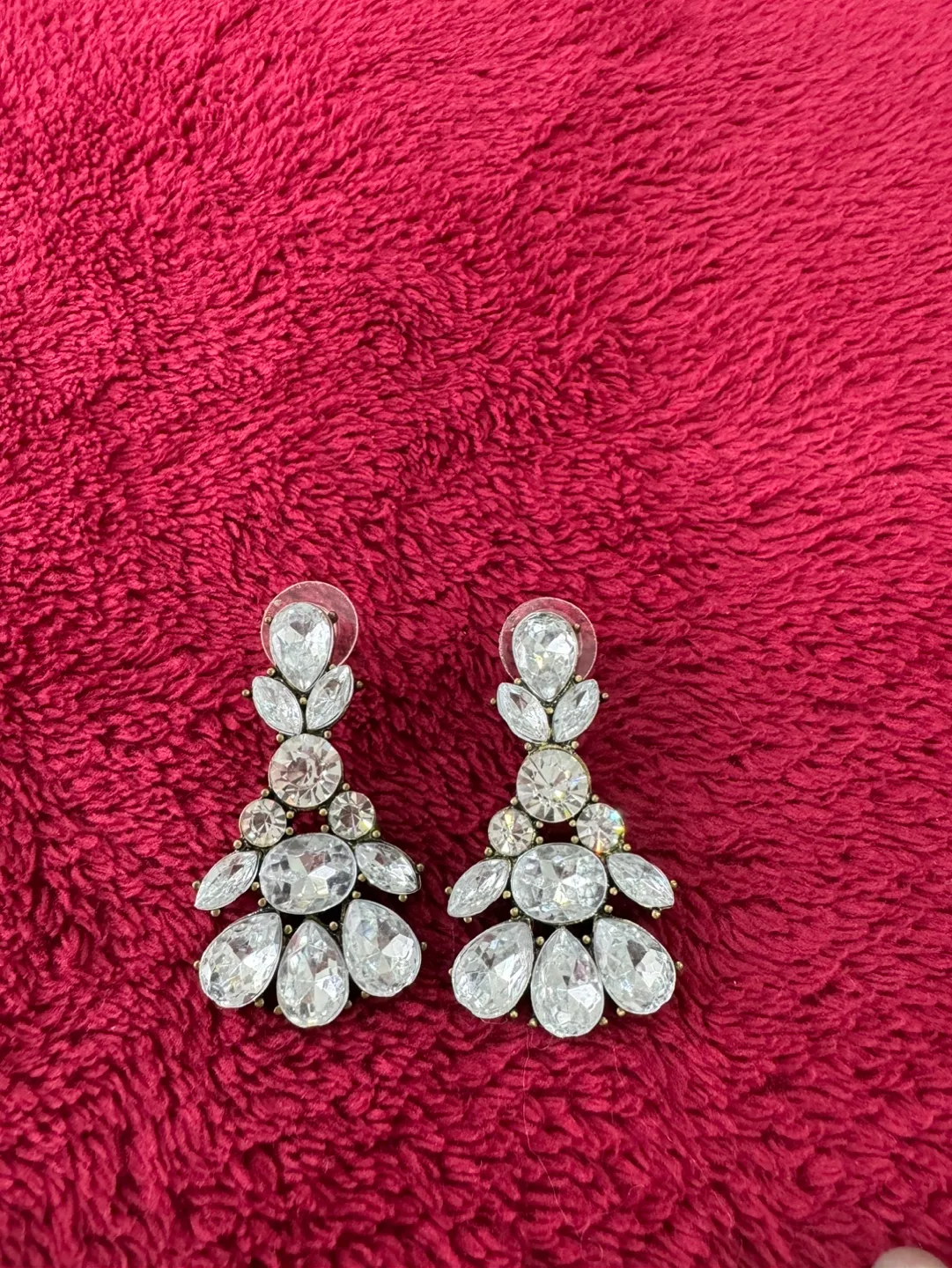 Elegant Crystal & Pearl Jewellery Set - Earrings & Bracelet image indicator(2)