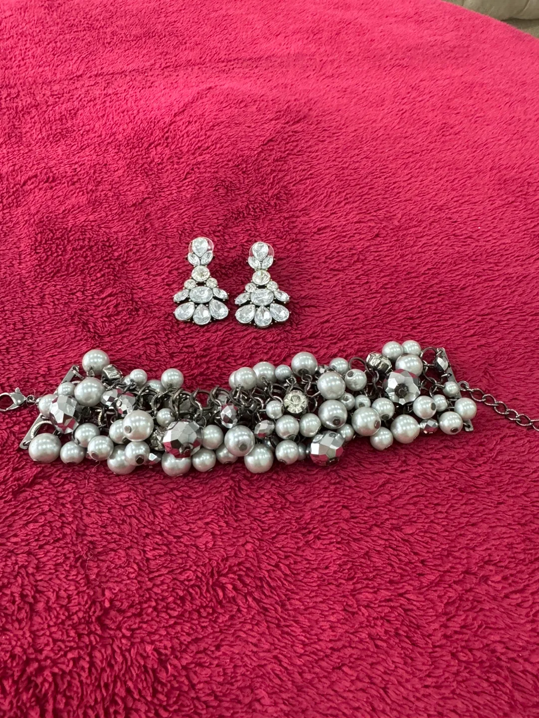 Elegant Crystal & Pearl Jewellery Set - Earrings & Bracelet image indicator(4)