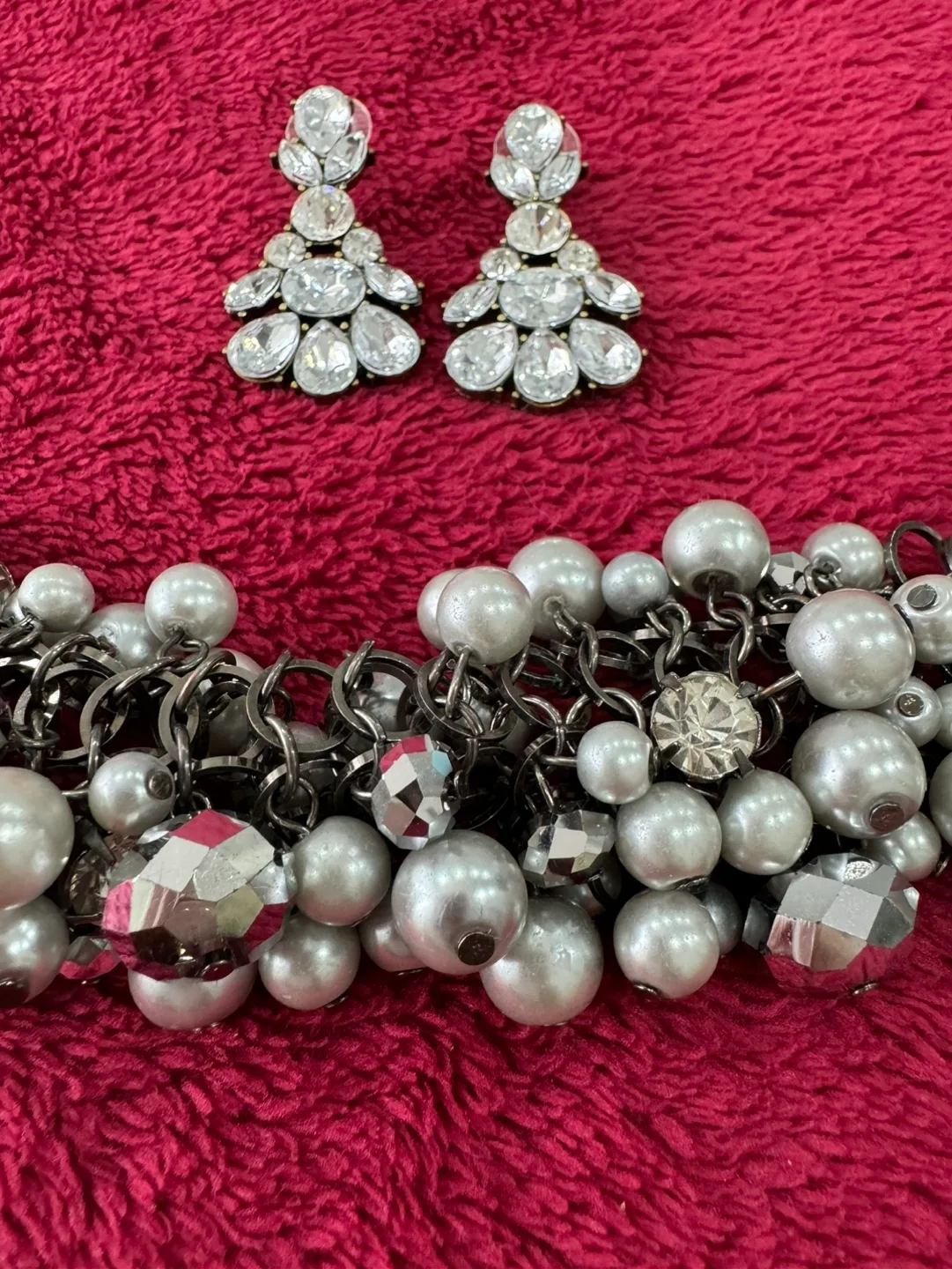 Elegant Crystal & Pearl Jewellery Set - Earrings & Bracelet image indicator(5)