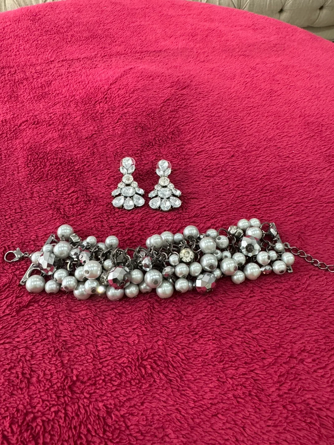 Elegant Crystal & Pearl Jewellery Set - Earrings & Bracelet image indicator(3)