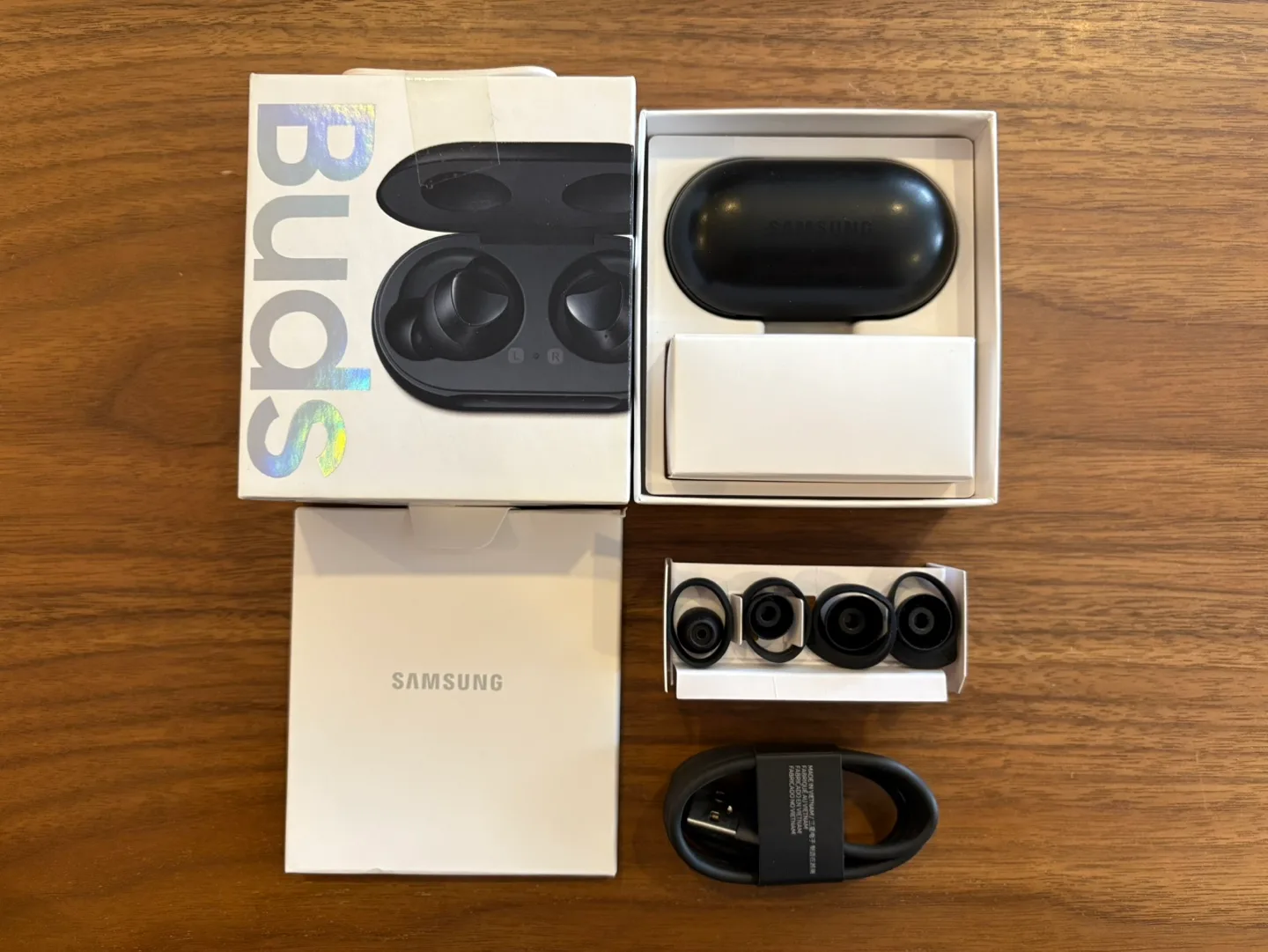 Galaxy Buds (perfect condition, cleaned before posting) image indicator(2)