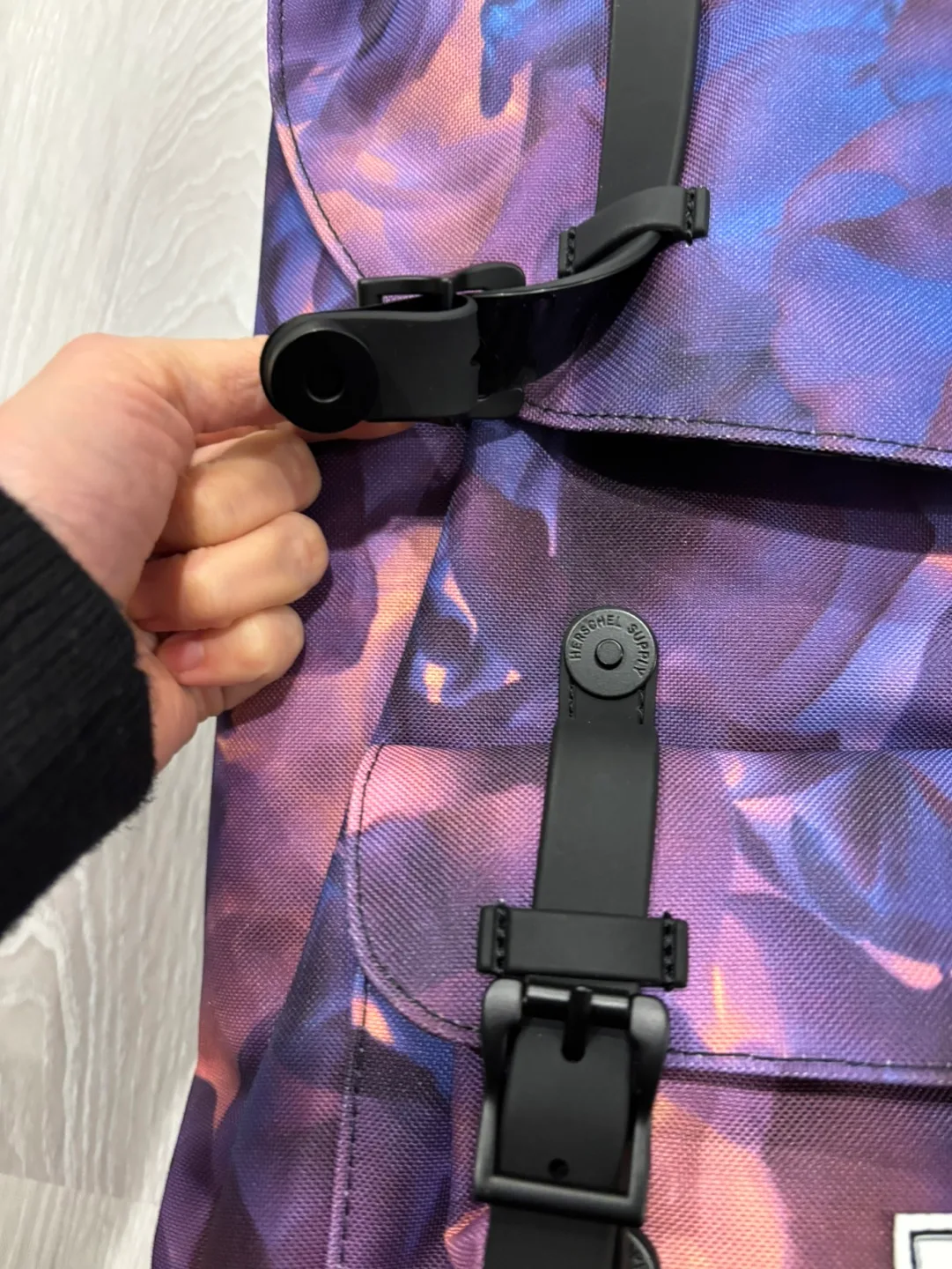 Herschel Brand new Little America 25L backpack image indicator(5)