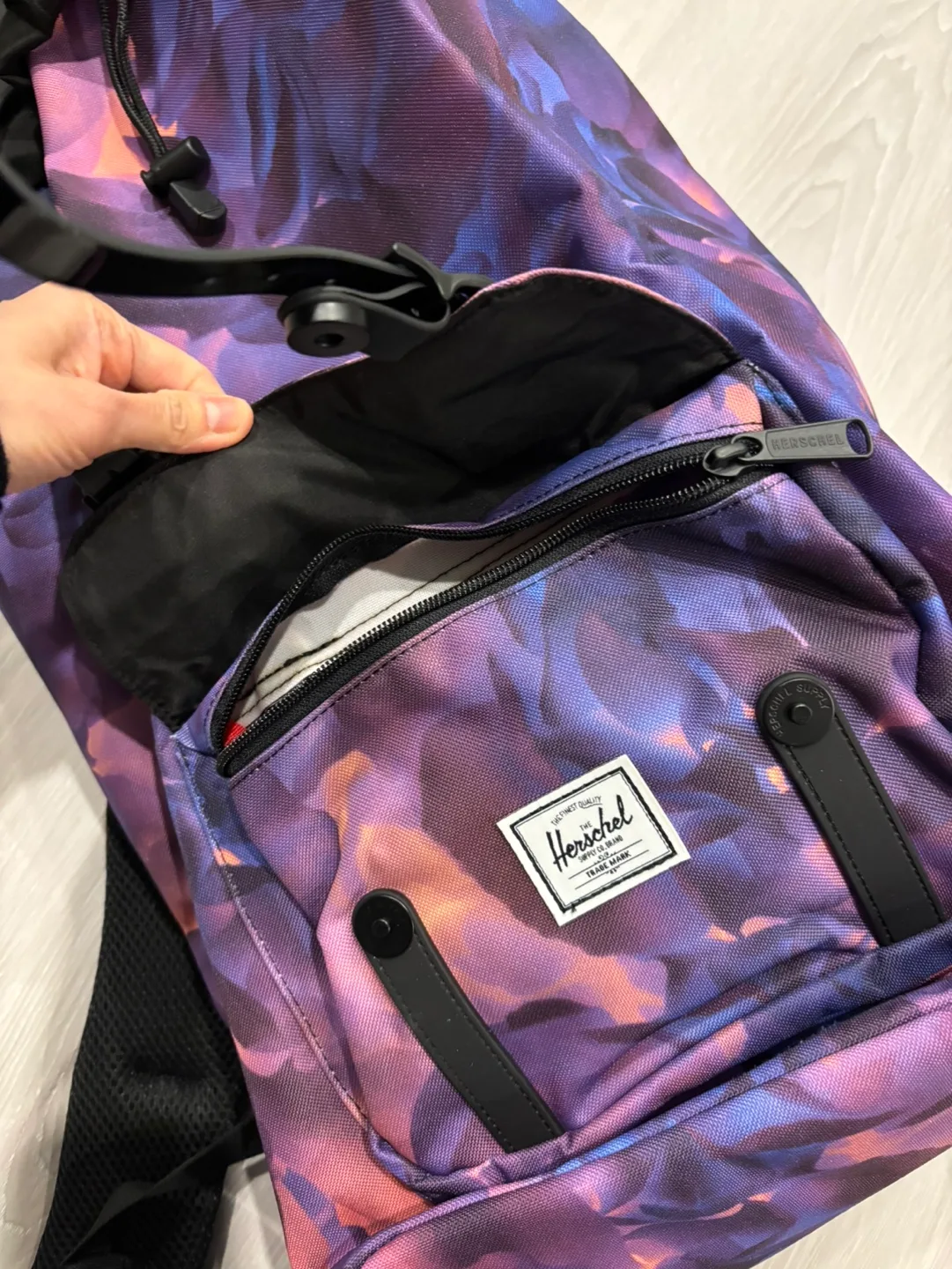 Herschel Brand new Little America 25L backpack image indicator(7)