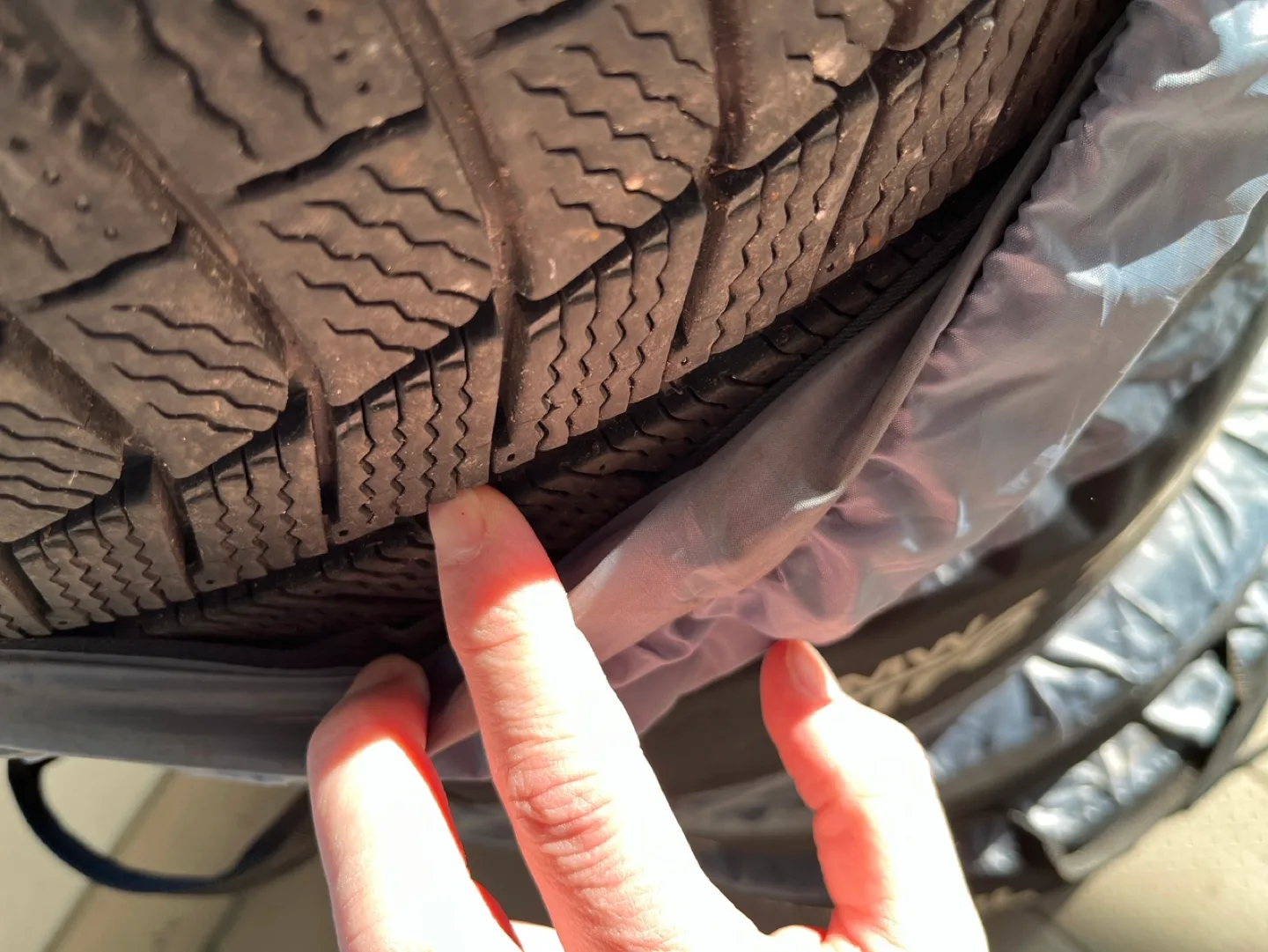 BMW 19-inch alloy wheels and winter tires image indicator(3)