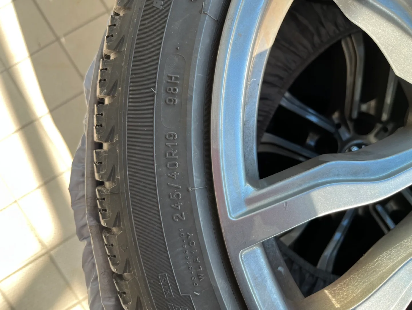 BMW 19-inch alloy wheels and winter tires image indicator(4)