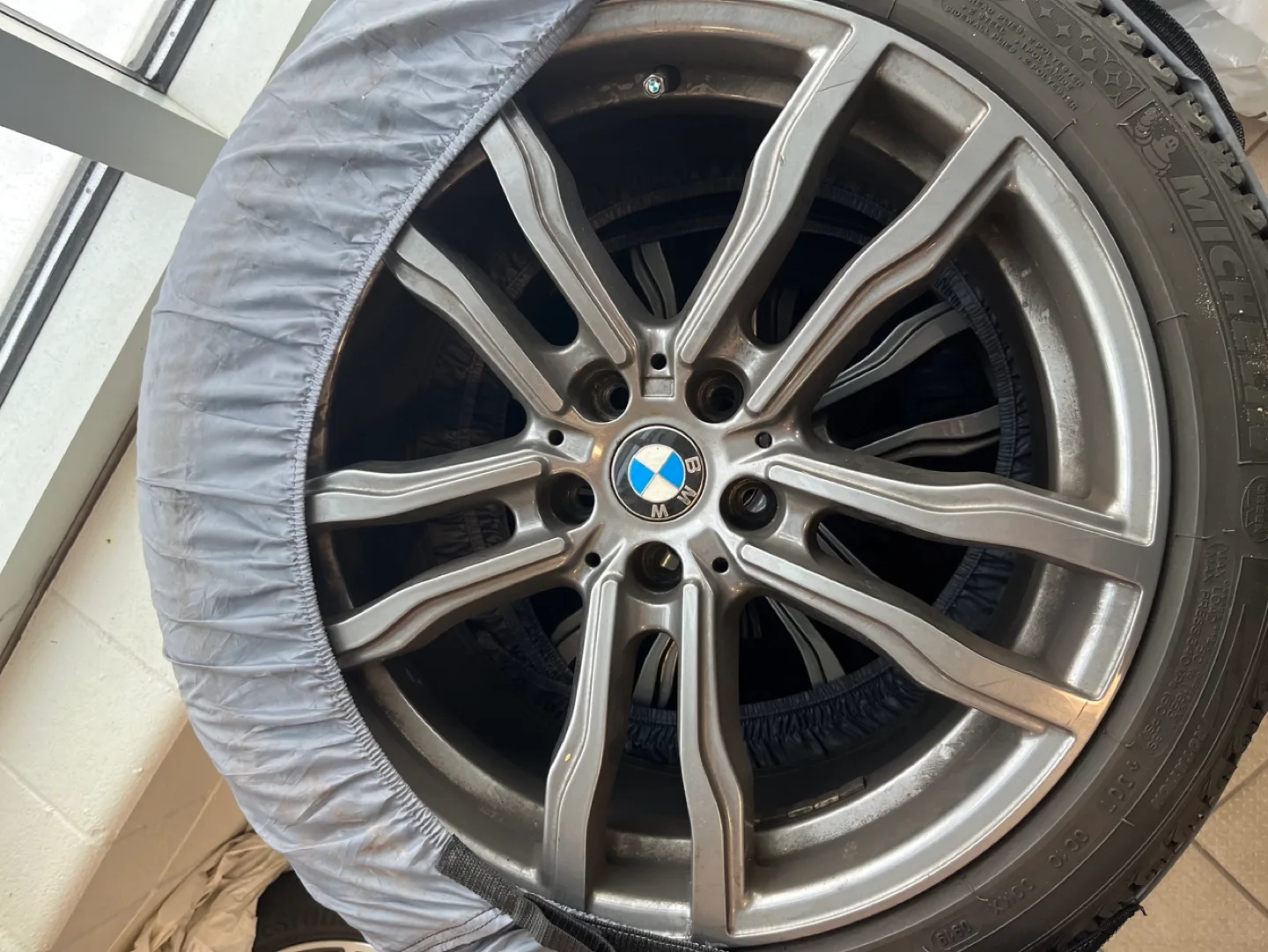 BMW 19-inch alloy wheels and winter tires image indicator(2)