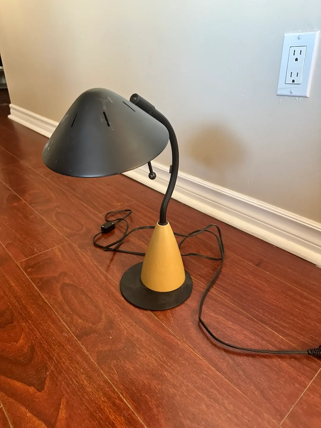 Vintage Desk Lamp - Black and Beige image indicator(4)