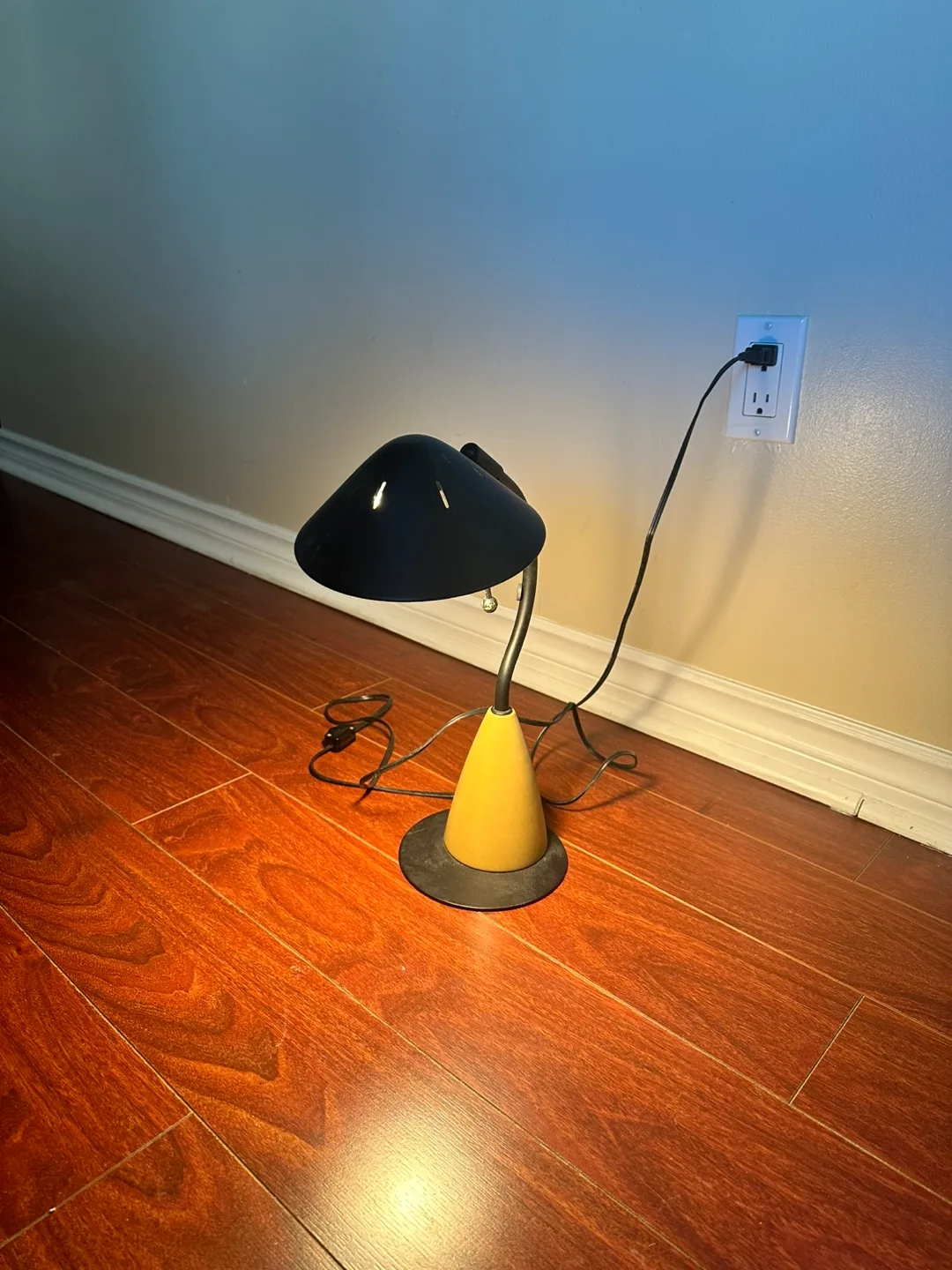 Vintage Desk Lamp - Black and Beige image indicator(2)
