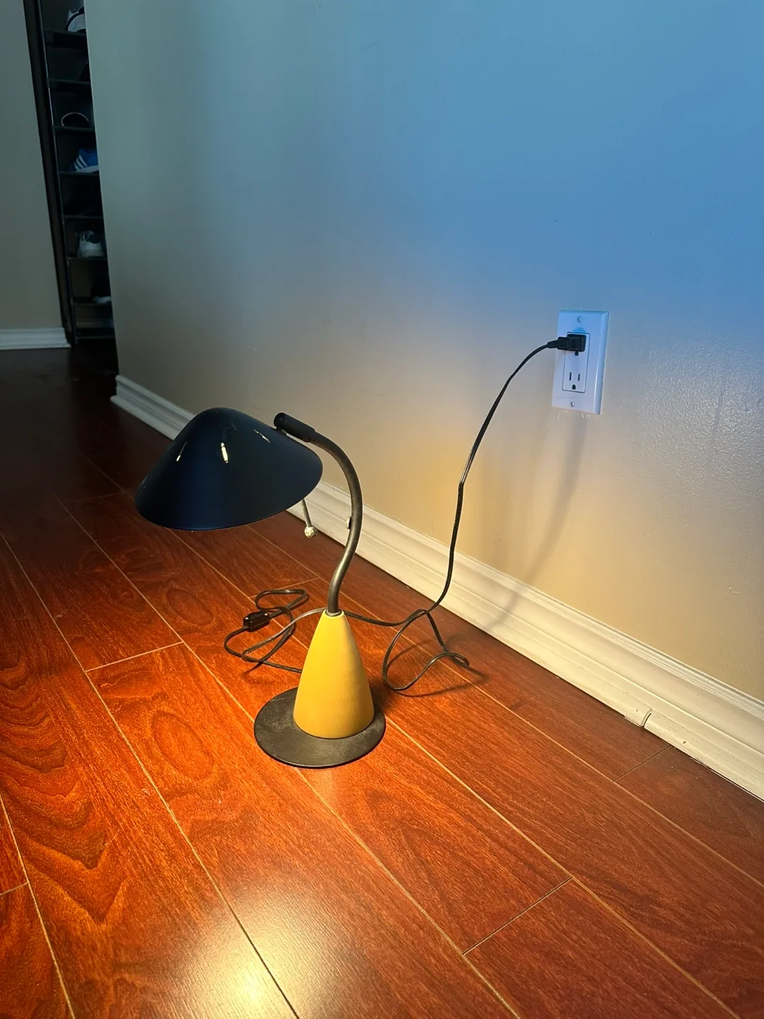 Vintage Desk Lamp - Black and Beige image indicator(3)