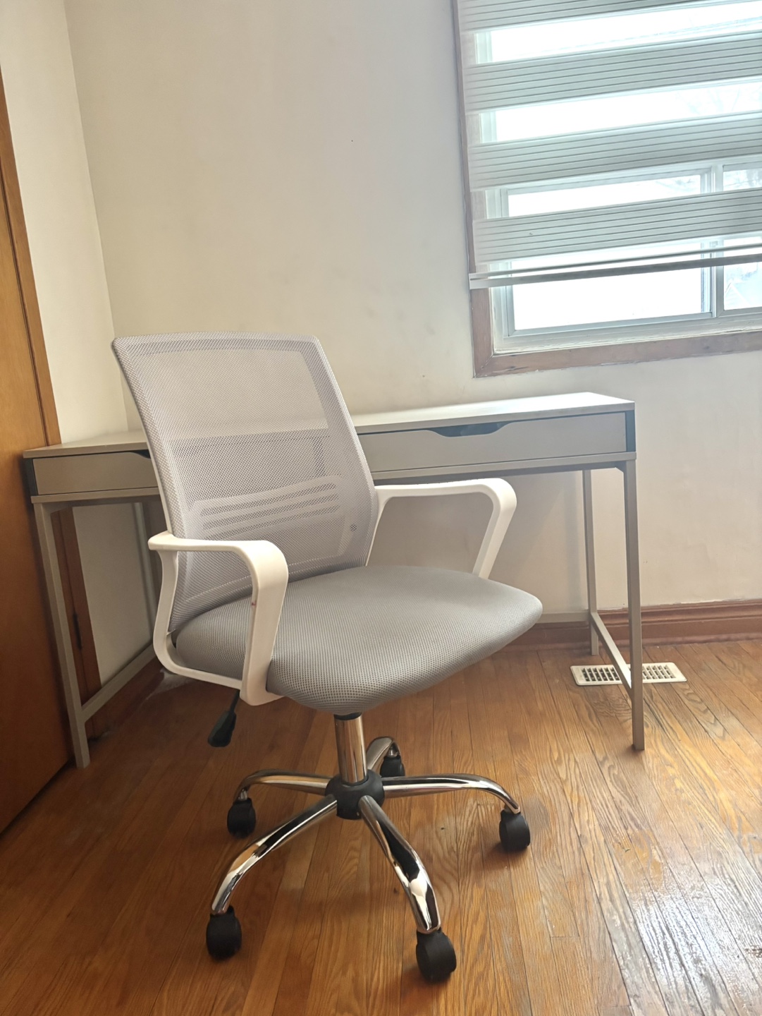 Grey Mesh Office Chair and Desk - photo 2