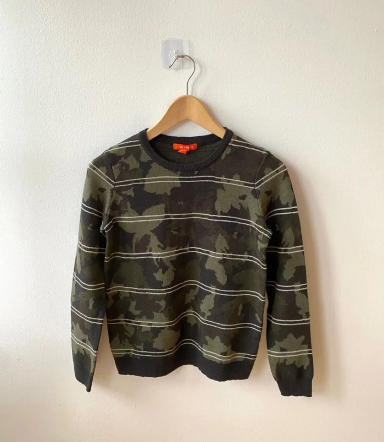 Bundle of three women’s sweaters, size small! 🥰💝🤝 image indicator(3)