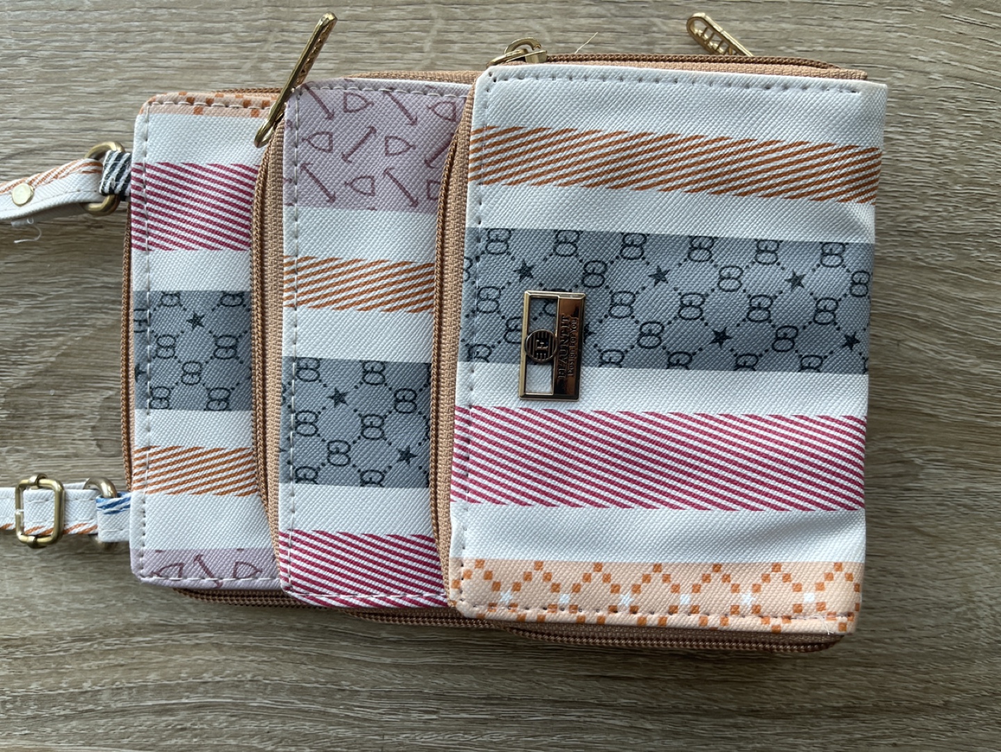*‼️Moving Sale‼️* Brand new- Compartment Crossbody Wallet - photo 4