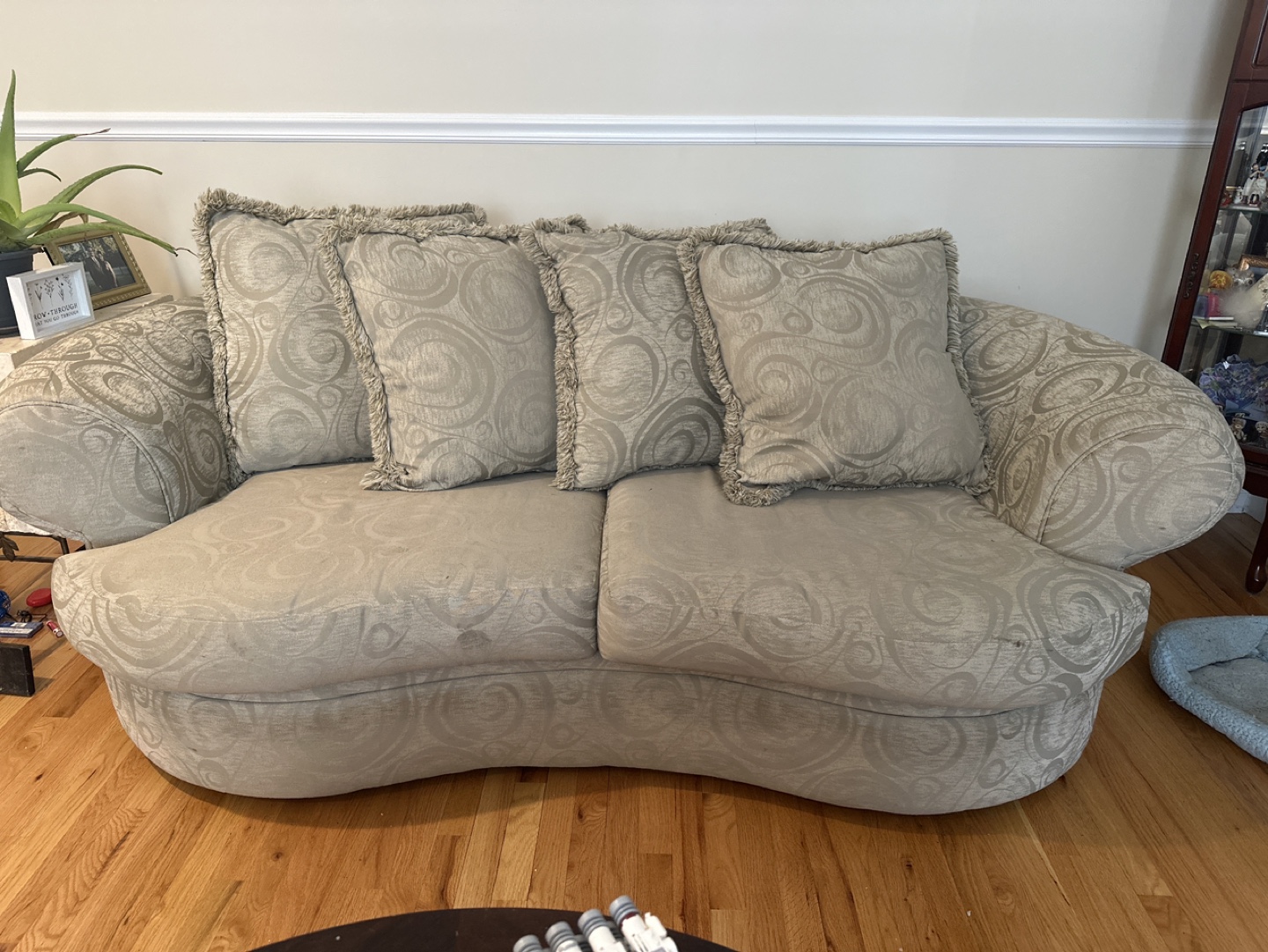 $225 per cream sofa with 4 pillows - photo 2