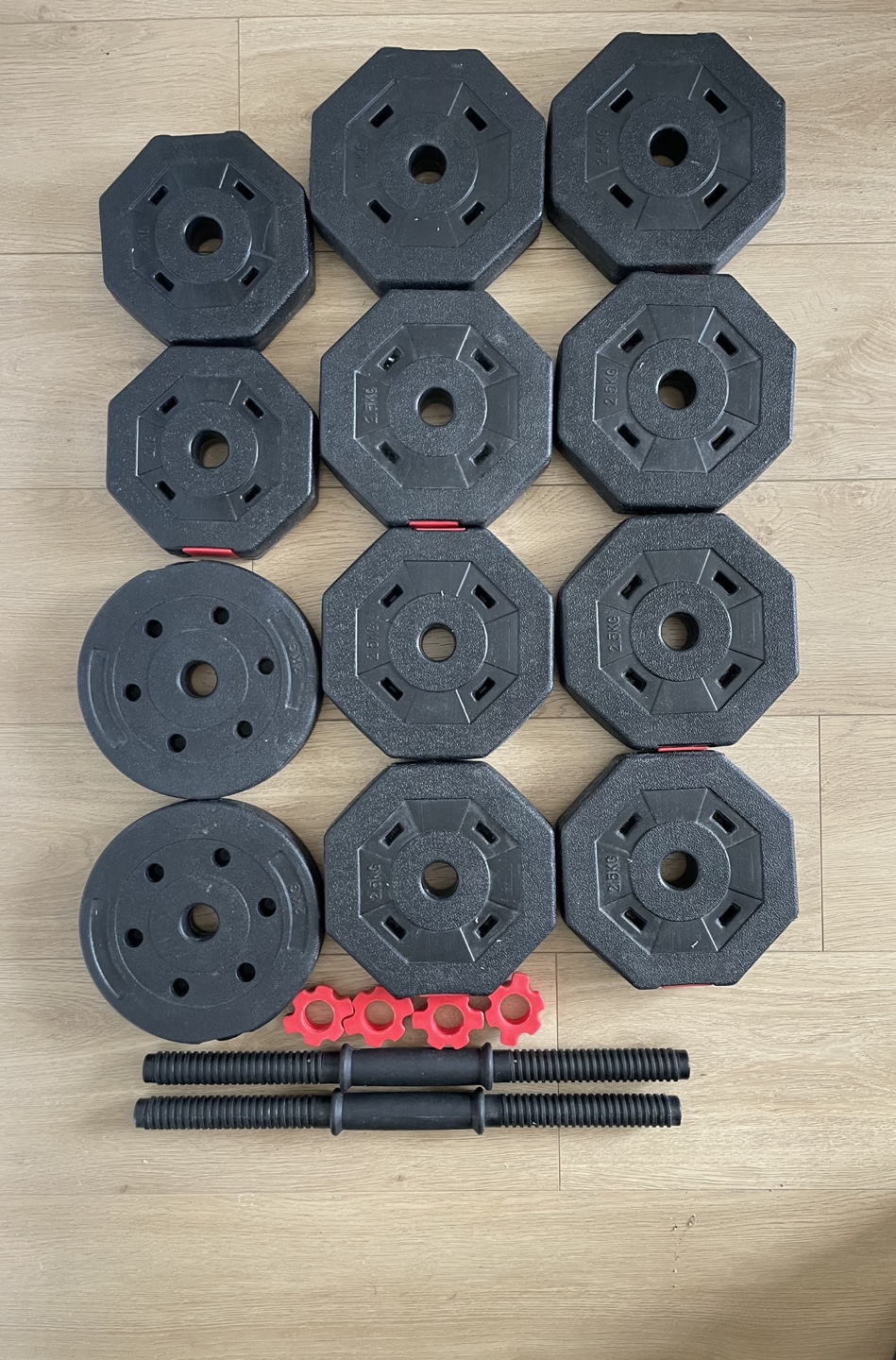 Adjustable set of dumbbells