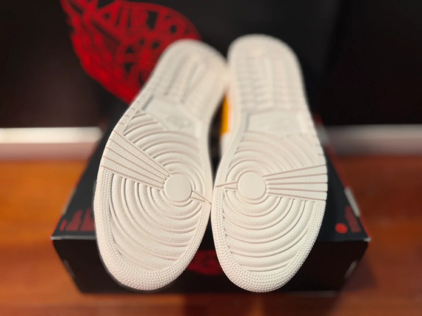 Air Jordan 1 Centre Court - 10.5M - White/University Gold-Sail image indicator(6)