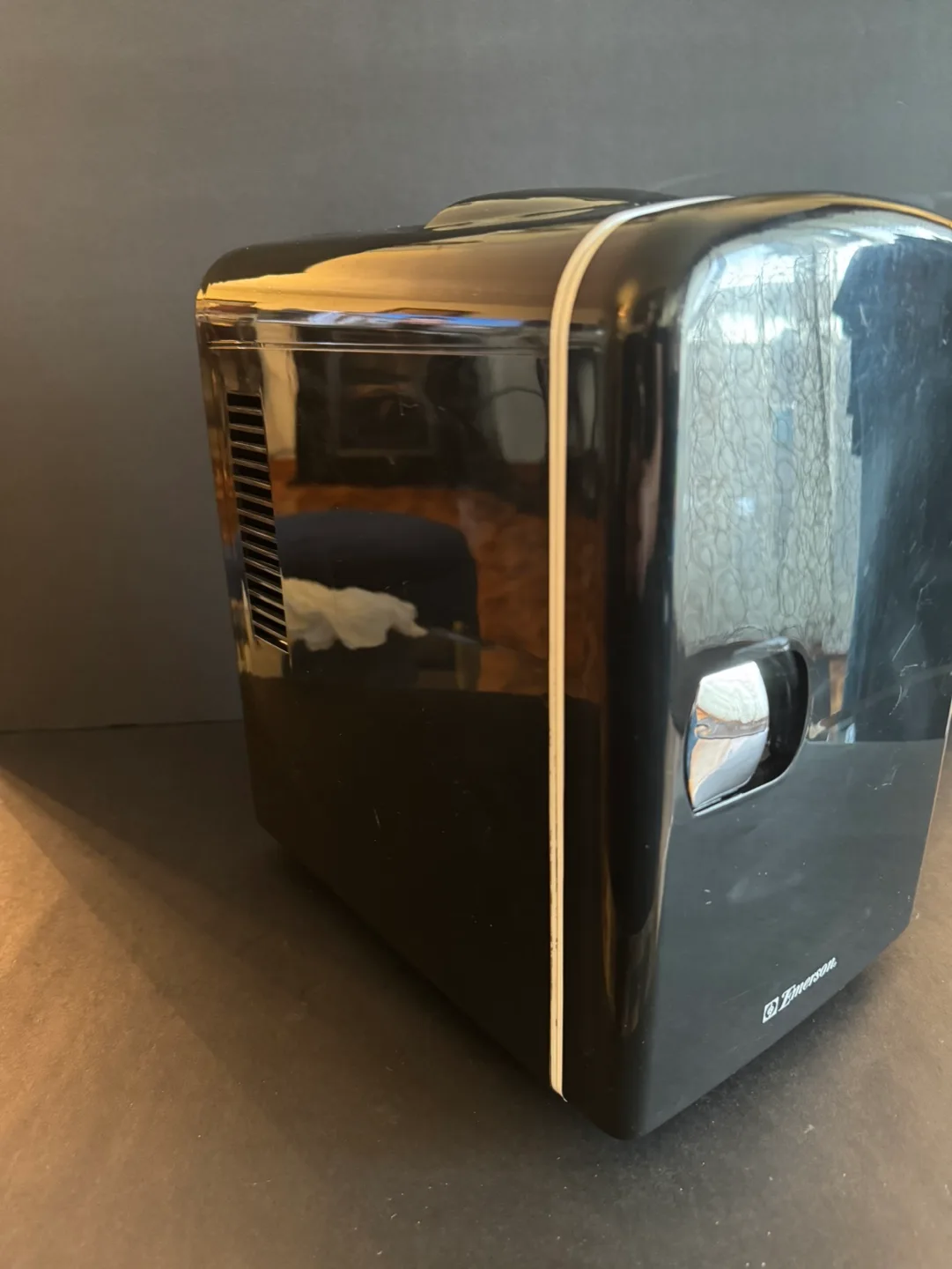 Emerson  Portable Mini Fridge image indicator(2)