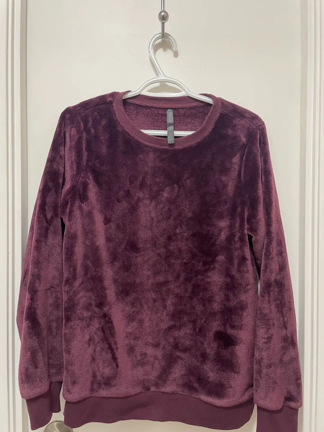 Gaiam Women's Size Medium Maroon Velvet Sweatshirt image indicator(2)
