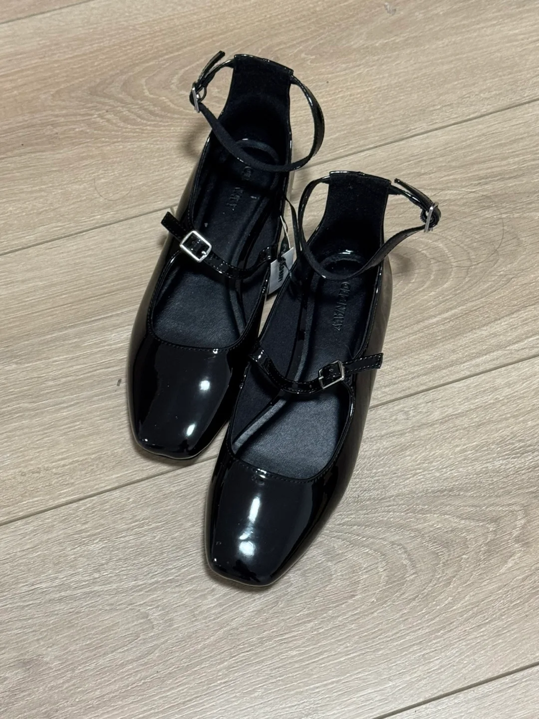 Old Navy Black Patent Leather Ankle Strap Ballerina Flats image indicator(2)