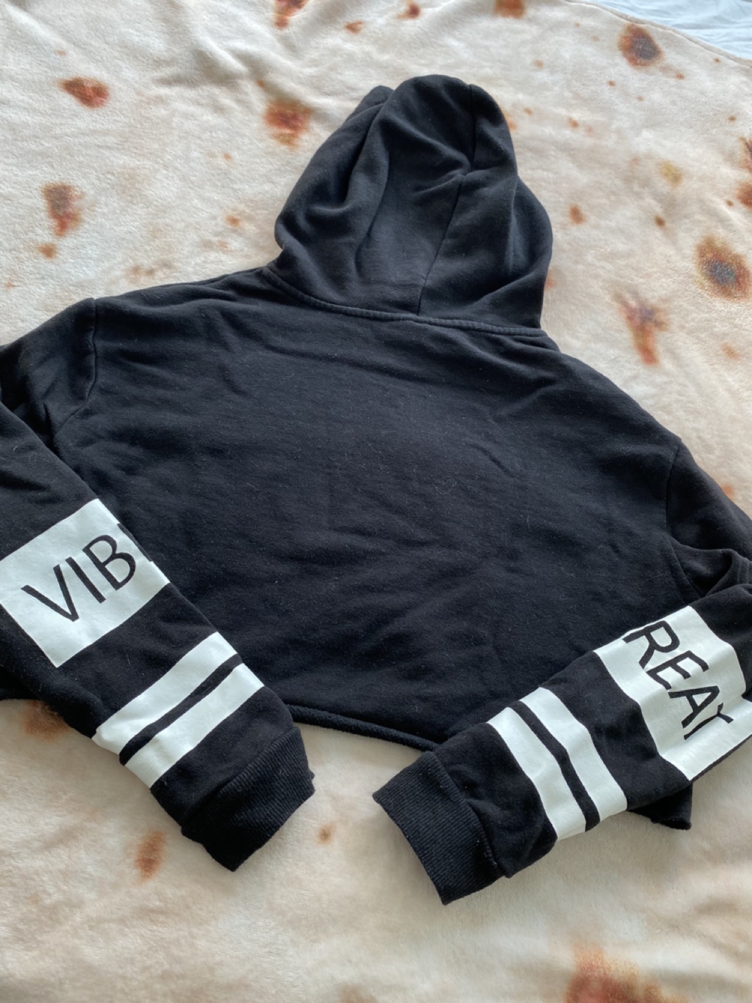 H&M Black Cropped Hoodie with Great Vibes Print - photo 3