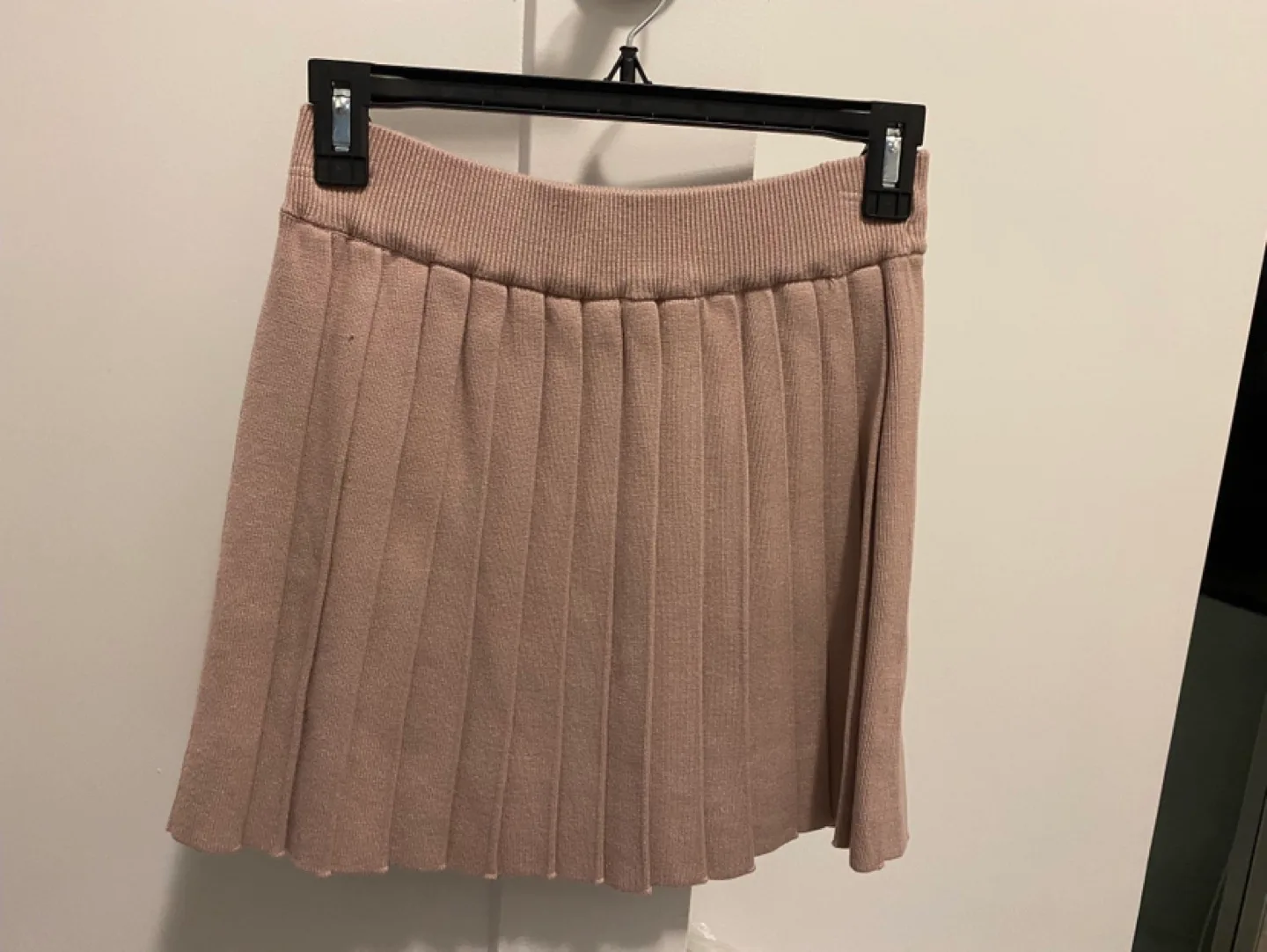 Dynamite Mauve Pleated Knit Mini Skirt image indicator(3)