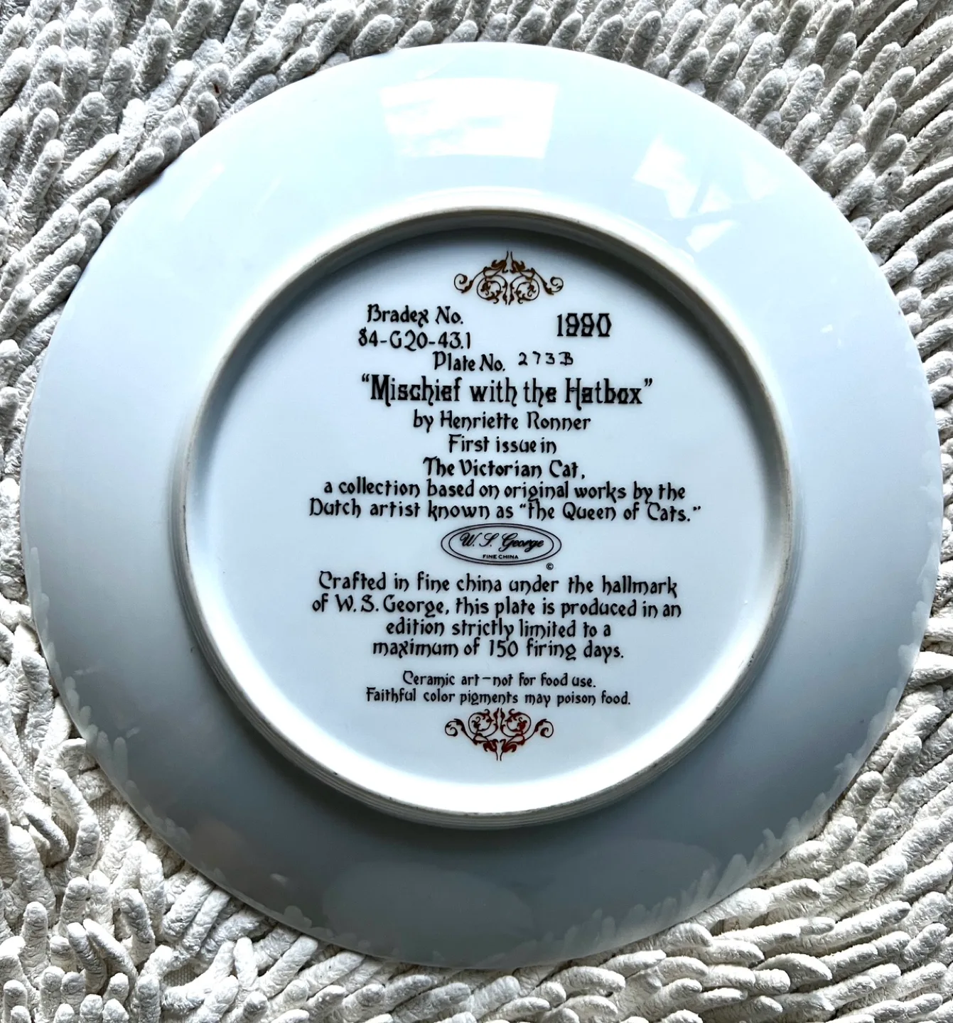 Henriëtte Ronner Collectible Plate - Mischief with the Hatbox image indicator(2)