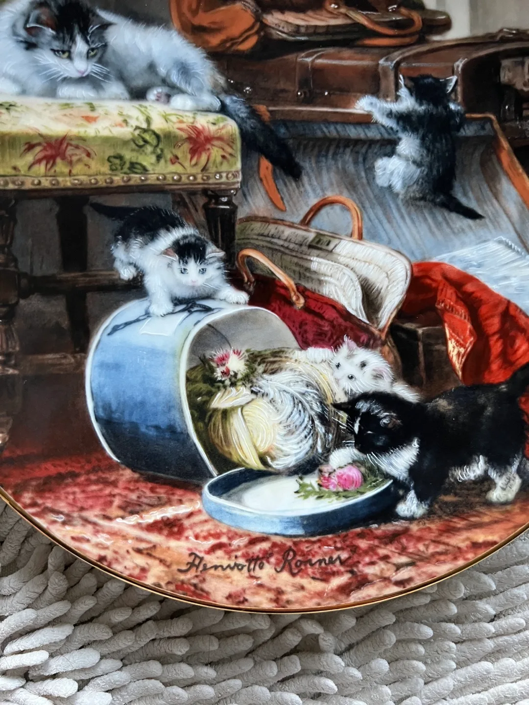 Henriëtte Ronner Collectible Plate - Mischief with the Hatbox image indicator(6)