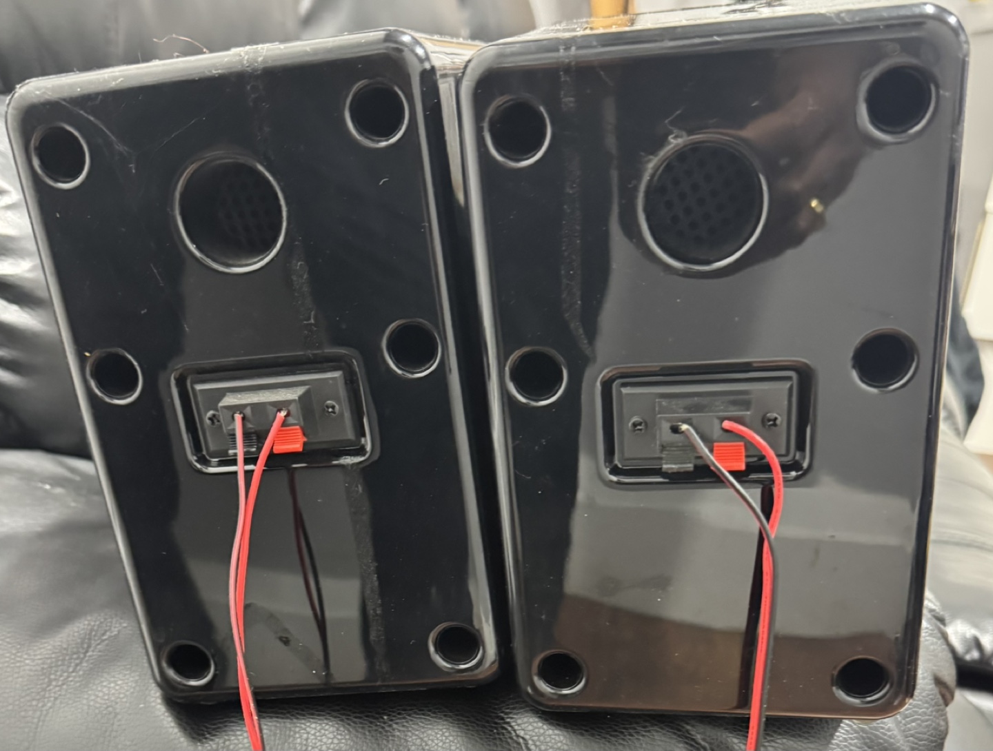 Pair of Black Computer Speakers - photo 2