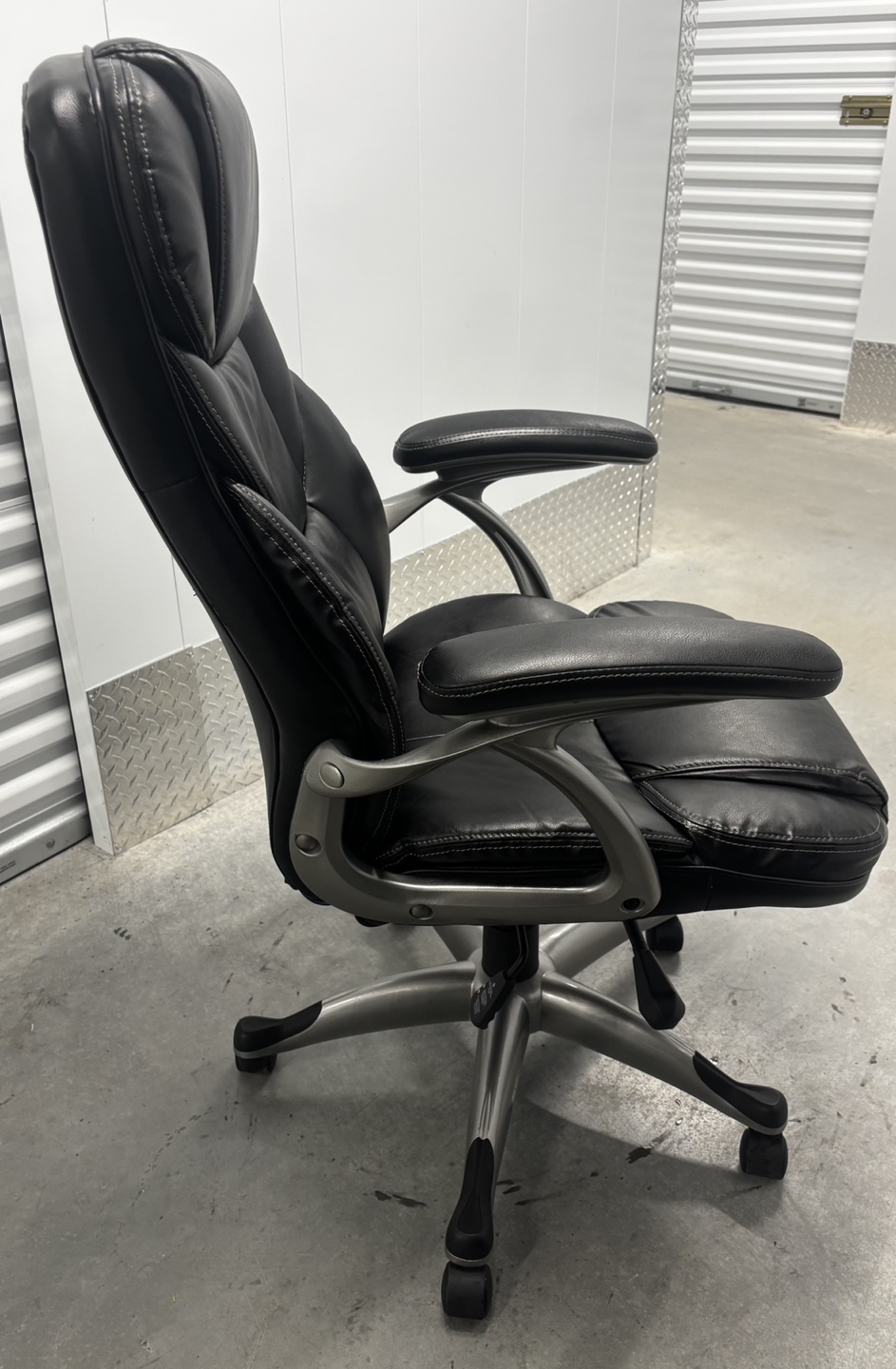 Executive Office Chair - Black Leather - Adjustable - photo 3