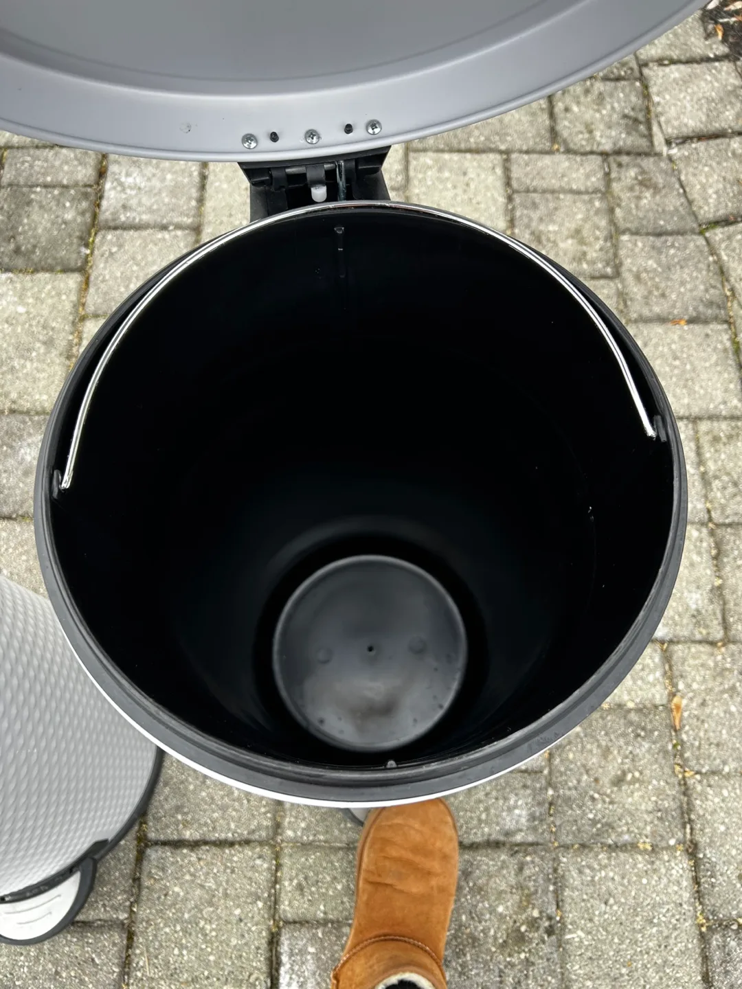 Pair of White Step Trash Cans image indicator(6)