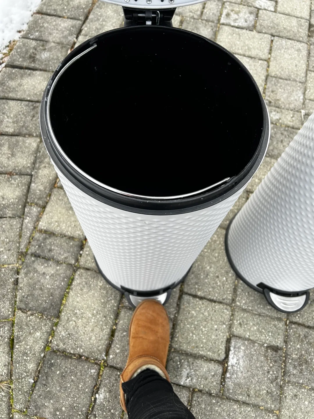Pair of White Step Trash Cans image indicator(4)